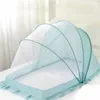 niebieskie letnie łóżko