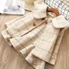 Kläderuppsättningar Kidkläder för flickor Fashion Plaid Lapel Coat ärmlös klänning Autumn Winter Cotton Thicken Baby Girl Clothes 231108