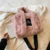 Kvällspåsar stor kapacitet på faux päls kvinnor handväskor designer märke bokstav axel messenger väska mjuk fluffig plysch vinter bolso