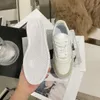 Les 23 nouvelles petites chaussures blanches à lacets classiques sont très confortables aux pieds et douces à marcher.