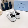 Lyxig babysko geometrisk logotyp dekoration barn sneakers box förpackning storlek 26-35 spänne rem barn casual skor nov05