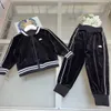 Luxury Kids Tracksuits High Quality Velvet Material Baby Clothes Boy Jacket Storlek 110-160 Autumn Coat and Pants Nov05