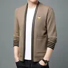 Camisola masculina primavera e outono cardigan malhas masculinas 2023 novo bordado pequena abelha casual casaco masculino