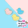 Broches Personnalisé Mignon Dessin Animé Tricolore Canard Simple Et Polyvalent Broche Broche Badge Émail Revers Décolleté Bijoux Cadeau Ami En Gros