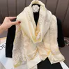 Écharpes Luxury Femmes Square Square 2023 Chaîne de soie d'été Imprimé géométrique Volyle de cou Anneaux Décolleurs Decoration Sac à main Shawls OTCFX