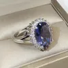 Fedi nuziali Grande pietra blu scuro di alta qualità per le donne Top Flower Design Accessori per gioielli di moda con zirconi cubici Matrimonio