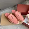 Pantofole degli ultimi designer Sandali da uomo in cashmere di alta qualità Scarpe da donna Fibbia classica Punta tonda Tacco piatto Comfort per il tempo libero Scarpe mainstream quattro stagioni 53666