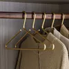 Kleiderbügel-Racks 5-teiliger beschichteter Kleiderbügel aus massiver Aluminiumlegierung nahtloser mattgoldener Kleiderbügel Hosen-Pullover-Aufbewahrungsregal Kleiderschrank-Organizer 230408