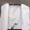 Klassieke stijl mannen bolo tie driehoek lederen nek stropdas zwarte letter tag glazuur vintage shirt luxe accessoires eenvoudige stijl elegante dames designer banden pj046 e23