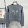 デザイナーセーターの女性秋冬汎用プルオーバー長袖レター刺繍シンプルなソリッドラウンドネックニットトップ