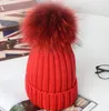 Bonnet/crâne casquettes hiver gros pompons de fourrure véritable bonnets tricotés casquettes épais chaud tricot chapeaux Gorras pour filles femmes garçon et enfant 231108