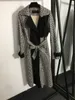 Nieuwe Dames Trenchcoats Revers Hals Double Breasted met Sjerpen Hoge Kwaliteit Mode Dame Formeel Slank Midi Lange Trench Bovenkleding Jassen