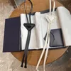 Klassieke stijl mannen bolo tie driehoek lederen nek stropdas zwarte letter tag glazuur vintage shirt luxe accessoires eenvoudige stijl elegante dames designer banden pj046 e23