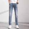 Jeans da uomo firmati 2023 europeo Slim Fit piedi elastici per gli uomini di colore chiaro stampato pantaloni lunghi autunno coreano casual da uomo tendenza 1SCT