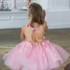 Sukienki dziewczynki 2023 Różowa sukienka kwiatowa na ślub Puffy Tiull Długość kolan Kolan Kids Princess Birthday Party First Komunion Ball Suknia