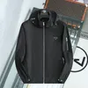 メンズジャケットデザイナーPR101鉄の三角エンブレムメンスポーツジャケット風力発電と雨プルーフジッパーフード付きメンズコートトップ高品質の長袖刺繍オーバーコート