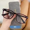 Solglasögon Feishini 2023 Computer Glasses Frame Men Square Anti Blue Ray Club Eyewear Women Master Radiation Optical Goggle Rivet