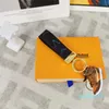 Keychain läder spänne bil nyckelkedja båge hänge metall personlighet kreativ söt handgjorda läder trend klassiker