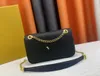 LockMe Chain Bag Sac à bandoulière design pour femme en cuir noir Mini sac à bandoulière avec verrouillage par torsion Mode Flip Portefeuille Portefeuille M22303 Vente en gros