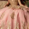 Princess Pink Ball Gown Quinceanera klänningar Applikationer med pärla söta 16 flickor födelsedagsklänningar långärmad tiered vestido de 15 anos