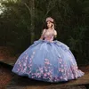 فساتين السماء quinceanera الأزرق قبالة الكتف الأكمام الطويلة الوردي الدانتيل الزهرة حبات الكريستال