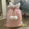 Decorazioni natalizie che vendono sacchi di Babbo Natale in velluto di colori tenui con grandi pompon, sacchetti regalo in peluche a sublimazione