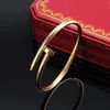 Pulsera de diseñador de lujo Cadena de oro para mujer Accesorios de joyería de alta calidad Acero de titanio Aleación de acero Proceso de chapado en oro nunca se desvanece para hombres alérgicos Pulsera B0111