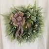 Couronne de fleurs décoratives de noël avec guirlande de fleurs de pomme de pin, décorations de joyeux guirlandes, décoration de fenêtre extérieure de l'année