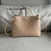 Luxury Handbag Botteg Andiamoes Small Design Metal Rope Buckle Leather Woven Tote Bag One Shoulder Portable stor kapacitet Vegetabilisk korg Bun Kvinnor