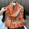 Écharpes Luxury Femmes Square Square 2023 Chaîne de soie d'été Imprimé géométrique Volyle de cou Anneaux Décolleurs Decoration Sac à main Shawls OTCFX