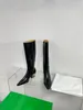 Tjocka sulor Solid Color High Tube Pointed Head Glilt med modestövlar 2023 Höst och vinter Nytt mode allt-i-ett lårhöga stövlar kvinnor Wellington Boot