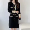 Lässige Kleider Herbst Korea gestricktes schwarzes Kleid Französisch elegantes O-Hals-Ketten-Langarm-Knopf Sanftes einteiliges knielanges Party