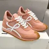 Sneaker designer di marchi per donne flusso corridore in nylon e pelle scamosciata in pelle luminosa in pelle in pelle con suola con texture da miele per la signora Sports Casual Scarpe