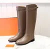 Luxurys stivale alto da donna in pelle di vitello con fibbia slip-on stivali alti lisci da donna con chiusura in metallo designer cavaliere tacco grosso in pelle punta tonda appartamenti da equitazione alti al ginocchio suola in gomma