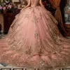 Princess Pink Ball Gown Quinceanera klänningar Applikationer med pärla söta 16 flickor födelsedagsklänningar långärmad tiered vestido de 15 anos