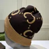 Cappellini con teschio Designer 13 stili Marchio di moda Triangolo Lettera Cappelli lavorati a maglia di lana Berretto Berretto Autunno Inverno Unisex aderente Colore caramella Cappello con pompon in cashmere Regalo di Natale