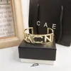 Ontwerper Sieraden Ontwerper Manchet Bangle Armband Letter Hanger Verguld Rose Gold Coated Fashion Design Populaire Emed Stempel Merk Letters Accessoire