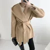 Chaquetas de mujer Corea del Sur Dongdaemun Chic otoño e invierno francés cinturón de gama alta abrigo de lana suelta pequeña capa con capucha