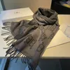 Realfine888 Écharpe en cachemire avec logo BB Allover pour femme en soie Shearling Pashmina Châle Wrap Foulards de créateur de luxe pour femme avec boîte 23.10.29