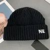 Lyxdesigner cony hår beanie skalle märke brev brett brim hatt vinter varma baseball mössor fast färg fiskare hatt mode tillbehör julklapp