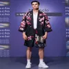 Erkek Trailsits Charmkpr Yakışıklı Erkekler Sazan Çiçeği Baskı Japon Stil Setleri Moda Günlük Elastik Bel Kimono Two