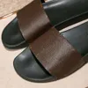 Pantofole di alta marca Scivoli Sandali Scivolo piatto Sandalo da donna di lusso Sandalo da spiaggia Pantofola da spiaggia Piattaforma Scarpe estive in pelle da doccia in gomma