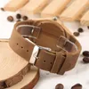 Montres-bracelets Montres simples Femmes Hommes Bande de cuir véritable Boîtier en bambou Lady Montre-bracelet Cadran en bois Dames modernes Horloge Anniversaire Cadeau de Noël