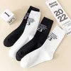 Chaussettes pour hommes Automne 22 Nouveau produit Rrr123 Noir et blanc Anglais Lettre numérique Femmes Mi-longueur Mode européenne Sports CottonYITN