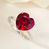 Anillos de racimo En forma de corazón Diamante de alto carbono Anillo rojo Amor Europa y América Atmosférico simple S925 Plata