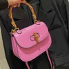 2024 Nouveau concepteur pour femmes crossbody épaule femelle section bambou selle portable selle de loisirs simple messager petit sac carré