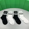 4Prairs Mense Womens Socks Sports Breattable Sock Embrodery Cotton Winter Mesh Letter Printed Man Woman With Box