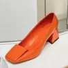 Sapatos de vestido designer sapato de tinta brilhante couro grosso salto alto sandálias de fivela de metal quadrado Vogue letra feminina sandália de salto alto sapatos de barco tamanho 34-41-42
