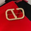 Lüks Kadın Erkekler Tasarımcı Marka Mektup Broşlar 18K Altın Kaçma Kristal Rhinestone Mücevher Broş Cazibesi İnci Pin Marry Noel Partisi Hediye Accessorie12