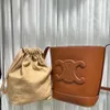 Bolsas femininas Bolsa CE Bag Messenger Designer Cel Canvas Split Leather Bucket Cowhide tem um belo arco triunfal da capacidade Bolsa de couro genuíno 2 530i